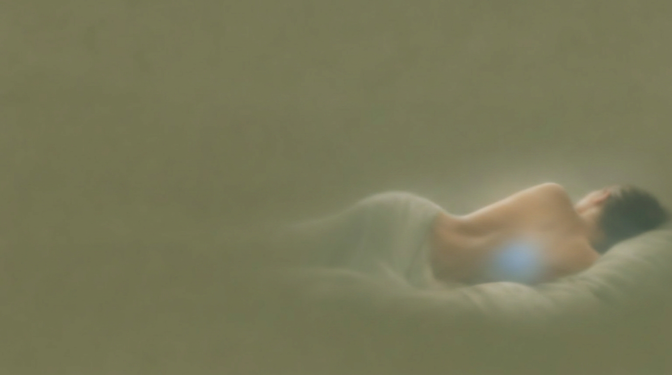 Vrouw in rust op olijfgroene doek